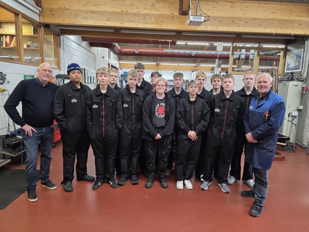 Grunndeildarnemar í málminum fá vinnugalla að gjöf