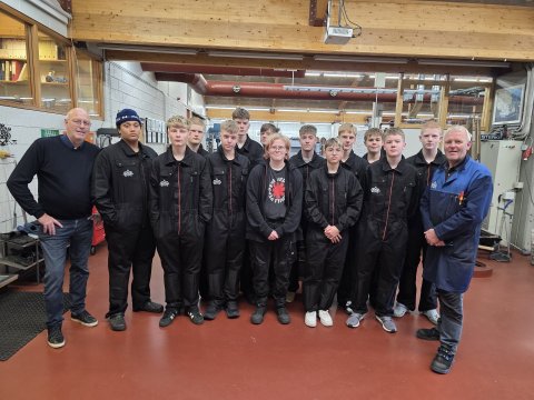 Grunndeildarnemar í málminum fá vinnugalla að gjöf